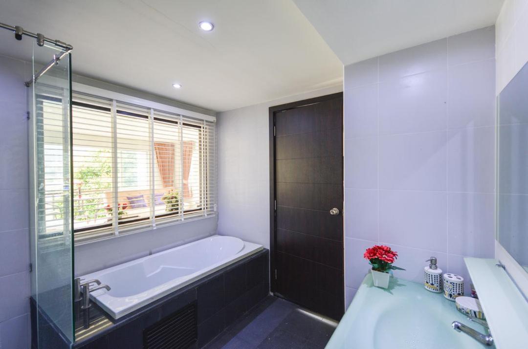 Phuketbnbdotcom, Poolmountainveiws, Large Balcony Lägenhet *